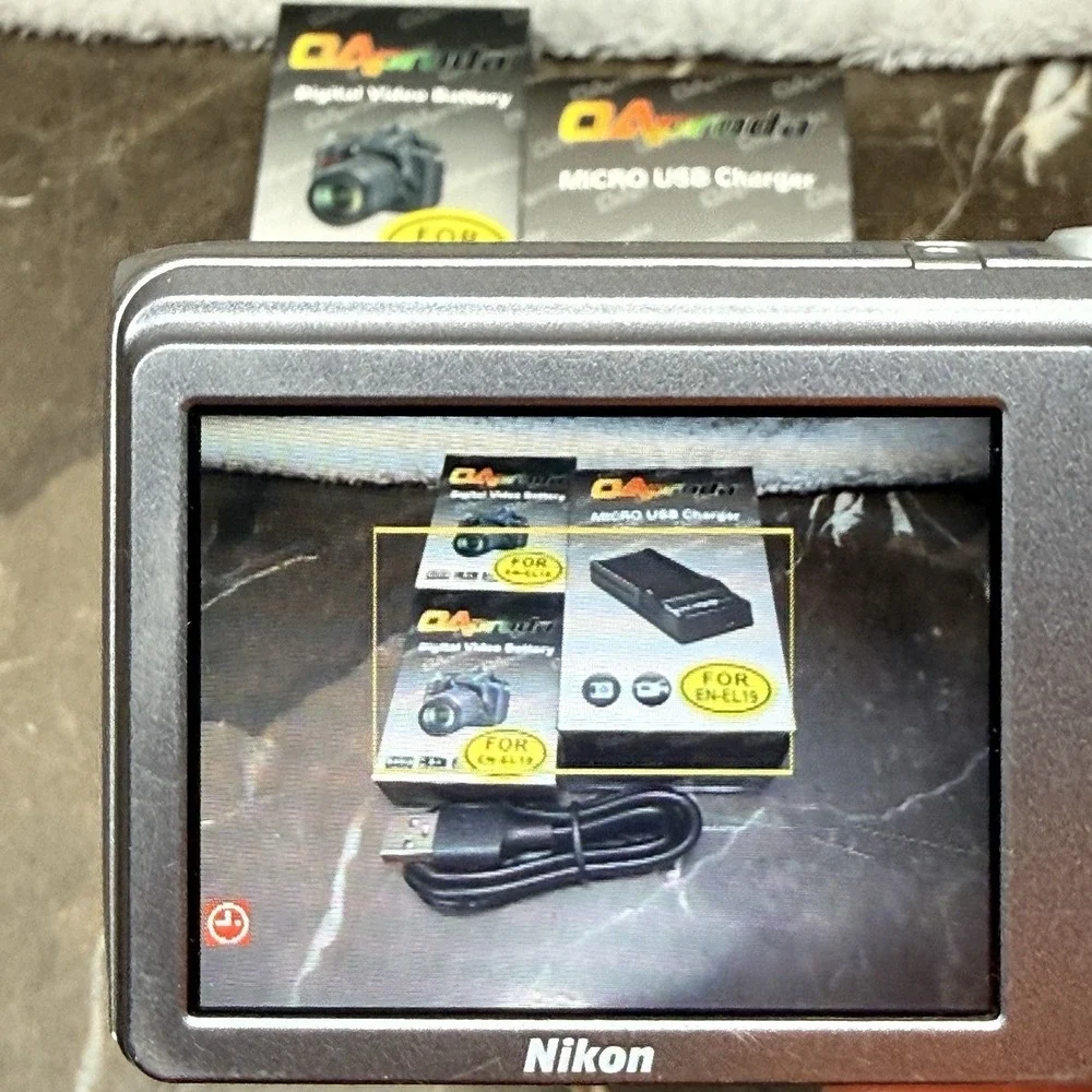 Nikon COOLPIX S3700 20.1MP Digital Camera Silver***READ****